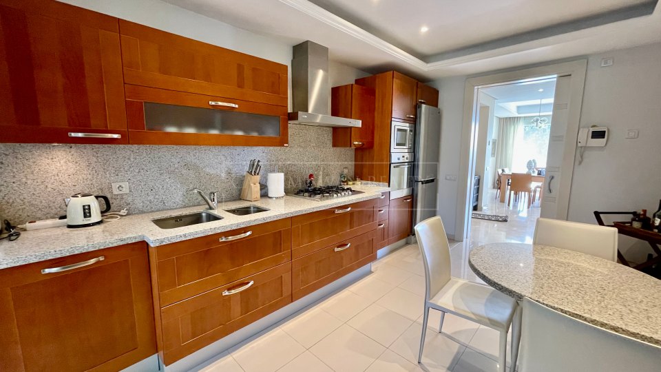 Marbella Golden Mile, Lovely corner apartment with sea views in La Trinidad, Marbella Golden Mile