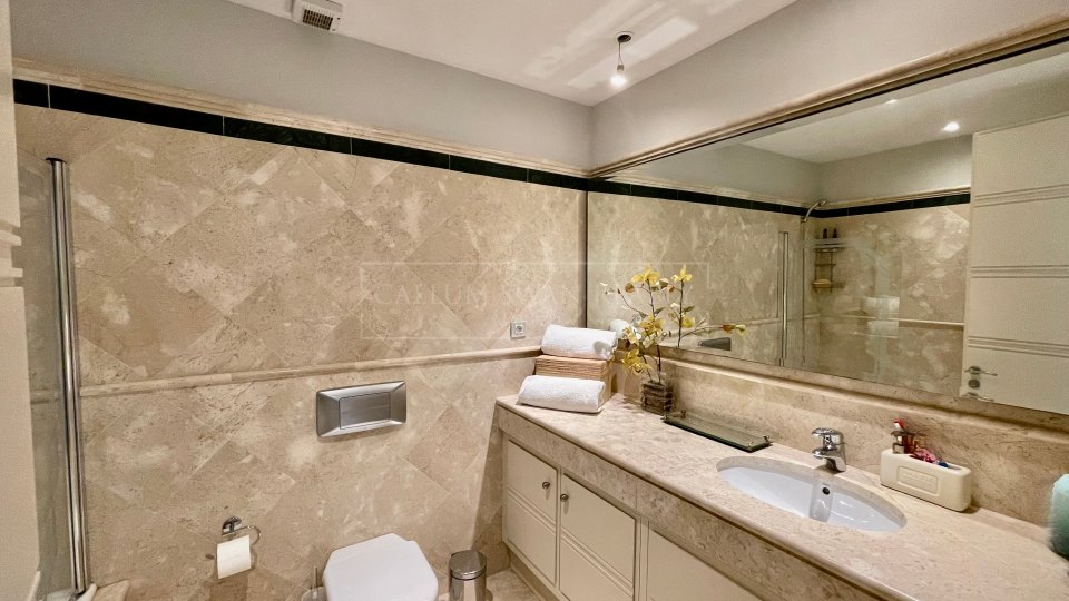 Marbella Golden Mile, Lovely corner apartment with sea views in La Trinidad, Marbella Golden Mile