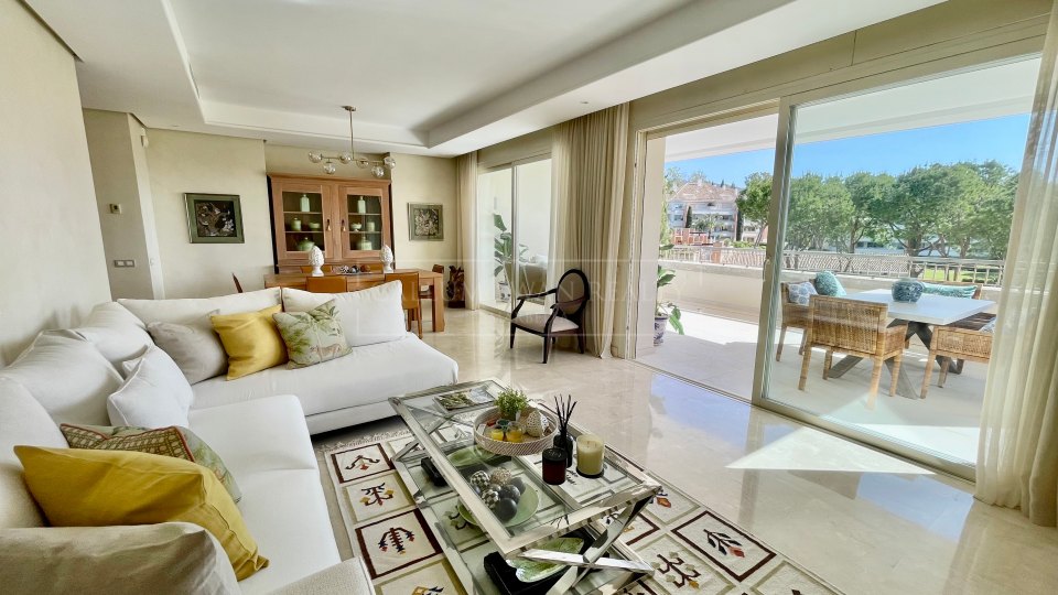 Marbella Golden Mile, Lovely corner apartment with sea views in La Trinidad, Marbella Golden Mile