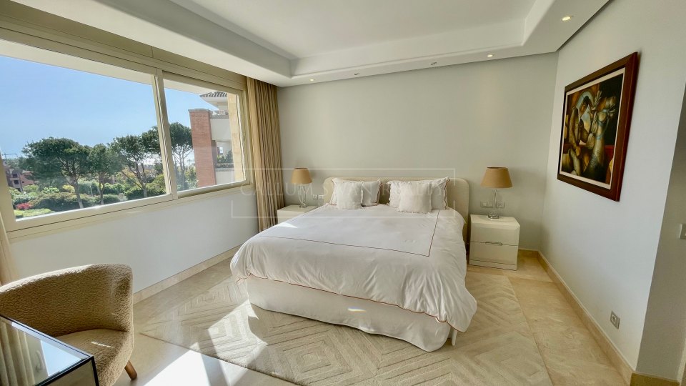 Marbella Golden Mile, Lovely corner apartment with sea views in La Trinidad, Marbella Golden Mile
