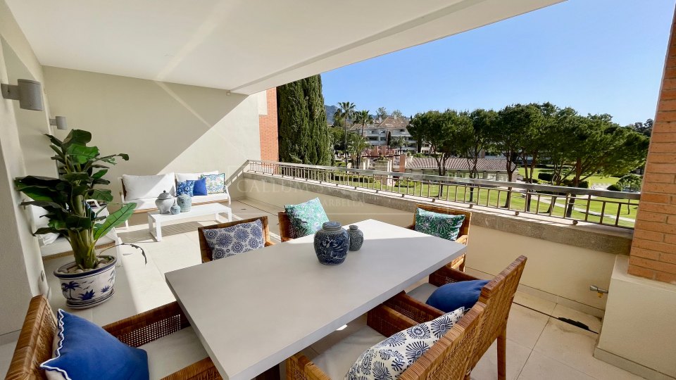 Marbella Golden Mile, Lovely corner apartment with sea views in La Trinidad, Marbella Golden Mile