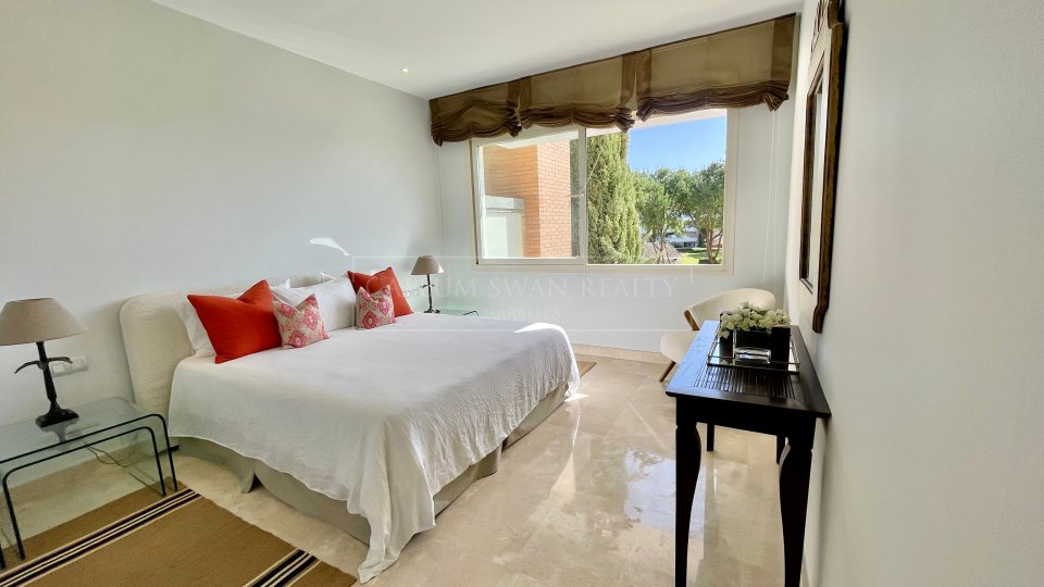 Marbella Golden Mile, Lovely corner apartment with sea views in La Trinidad, Marbella Golden Mile