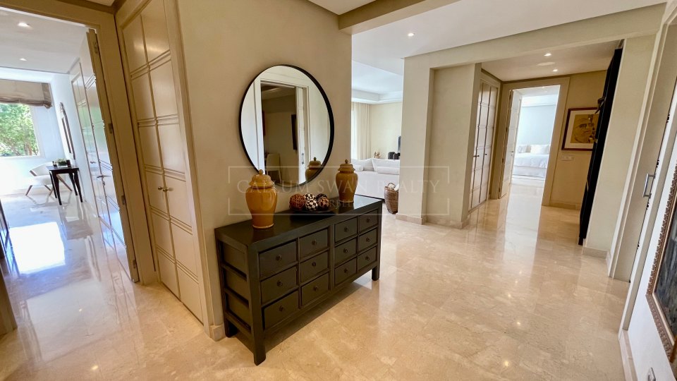 Marbella Golden Mile, Lovely corner apartment with sea views in La Trinidad, Marbella Golden Mile