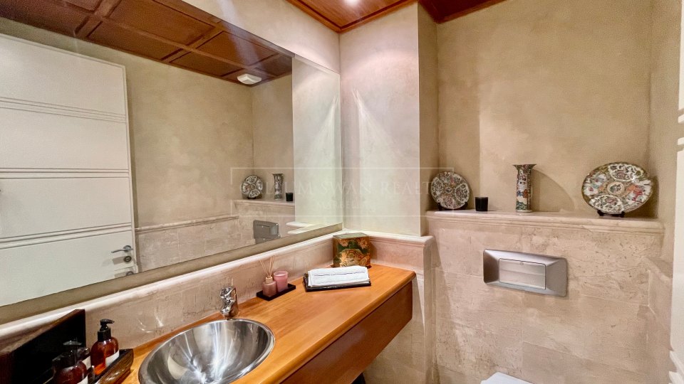 Marbella Golden Mile, Lovely corner apartment with sea views in La Trinidad, Marbella Golden Mile