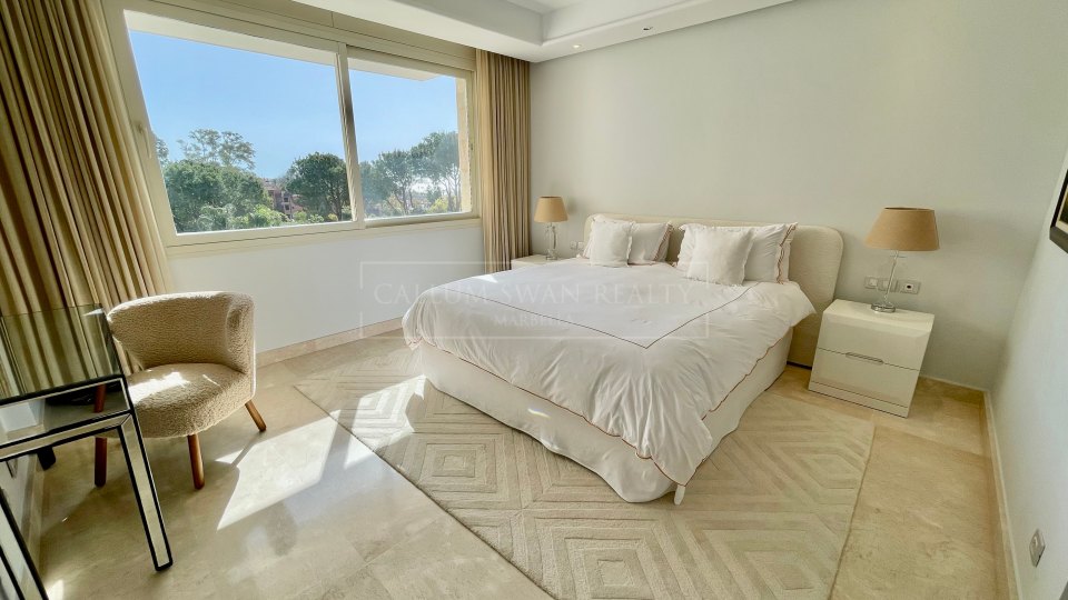 Marbella Golden Mile, Lovely corner apartment with sea views in La Trinidad, Marbella Golden Mile