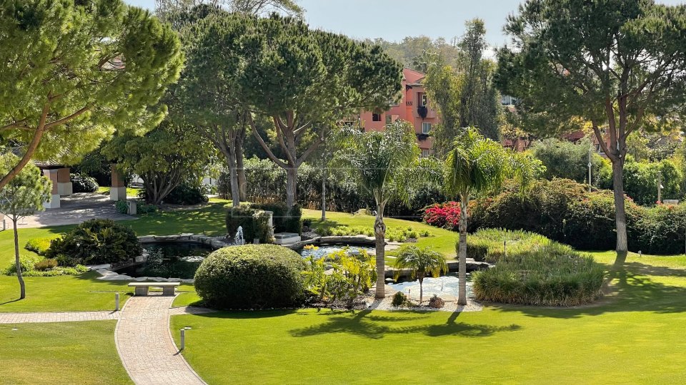 Marbella Golden Mile, Lovely corner apartment with sea views in La Trinidad, Marbella Golden Mile