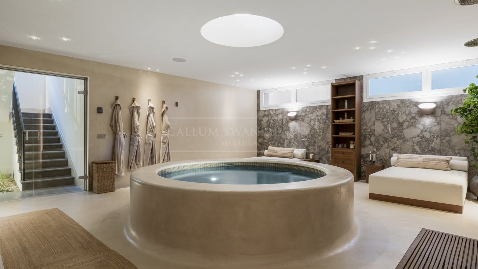 Nueva Andalucia, Villa refinada de cinco dormitorios en venta en Nueva Andalucía, el Valle del Golf de Marbella