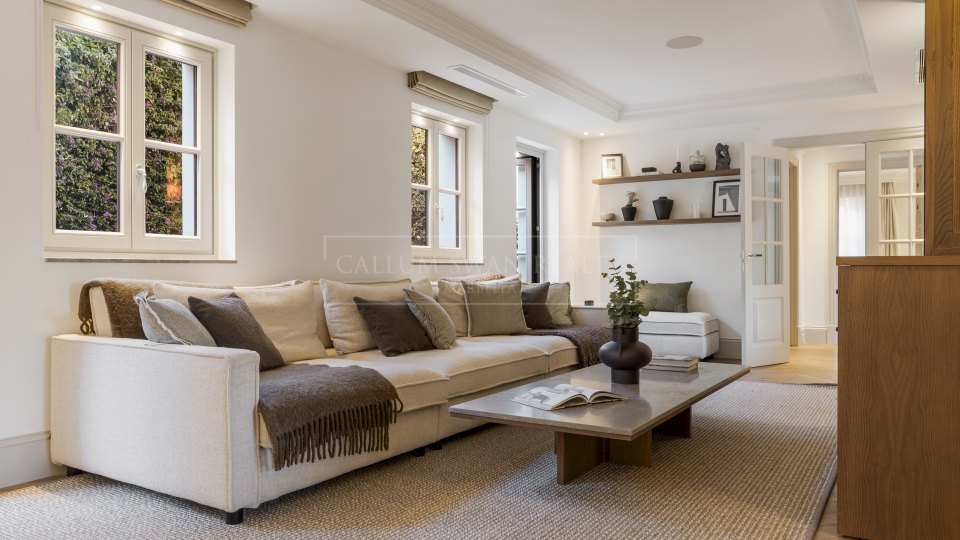 Nueva Andalucia, Villa refinada de cinco dormitorios en venta en Nueva Andalucía, el Valle del Golf de Marbella