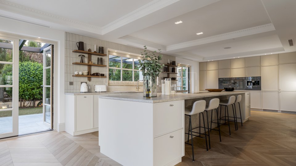 Nueva Andalucia, Villa refinada de cinco dormitorios en venta en Nueva Andalucía, el Valle del Golf de Marbella