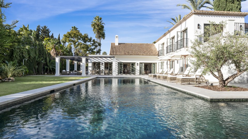 Nueva Andalucia, Villa refinada de cinco dormitorios en venta en Nueva Andalucía, el Valle del Golf de Marbella