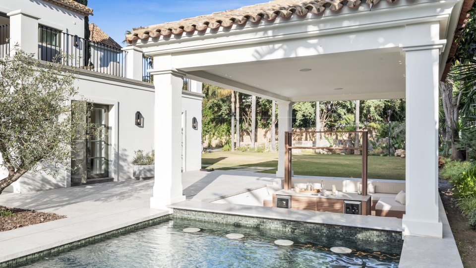 Nueva Andalucia, Villa refinada de cinco dormitorios en venta en Nueva Andalucía, el Valle del Golf de Marbella