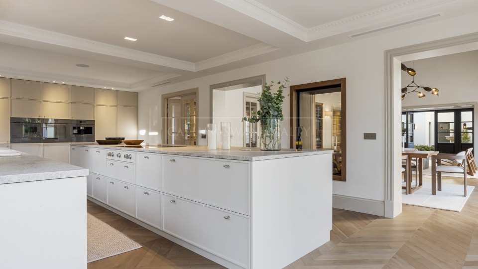 Nueva Andalucia, Villa refinada de cinco dormitorios en venta en Nueva Andalucía, el Valle del Golf de Marbella