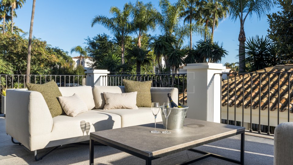 Nueva Andalucia, Villa refinada de cinco dormitorios en venta en Nueva Andalucía, el Valle del Golf de Marbella