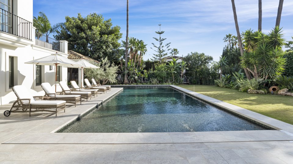 Nueva Andalucia, Villa refinada de cinco dormitorios en venta en Nueva Andalucía, el Valle del Golf de Marbella