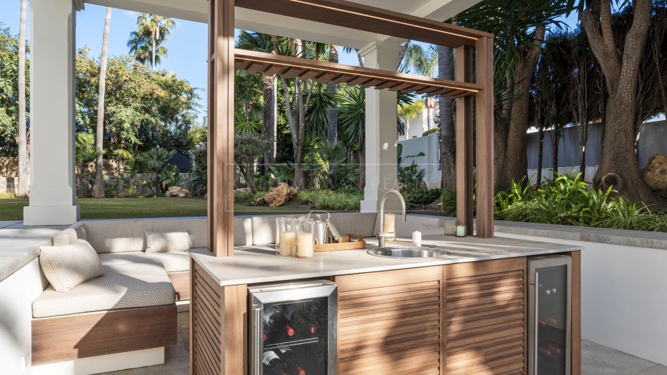 Nueva Andalucia, Villa refinada de cinco dormitorios en venta en Nueva Andalucía, el Valle del Golf de Marbella