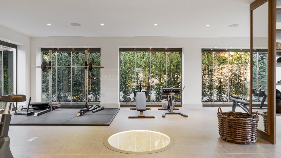 Nueva Andalucia, Villa refinada de cinco dormitorios en venta en Nueva Andalucía, el Valle del Golf de Marbella