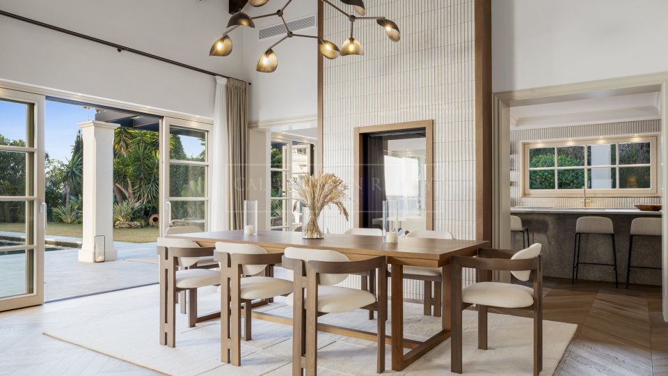 Nueva Andalucia, Villa refinada de cinco dormitorios en venta en Nueva Andalucía, el Valle del Golf de Marbella