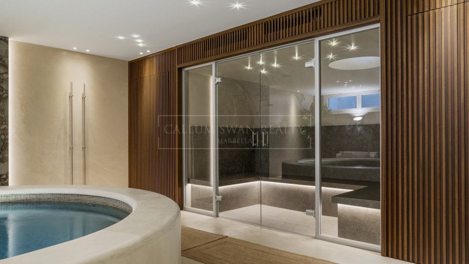 Nueva Andalucia, Villa refinada de cinco dormitorios en venta en Nueva Andalucía, el Valle del Golf de Marbella