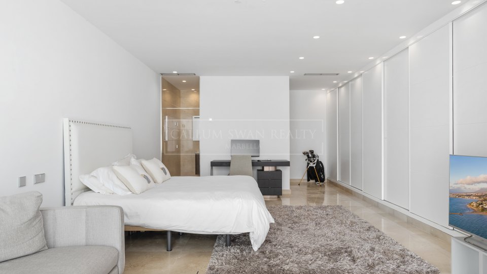 Benahavis, Five-Bedroom Contemporary Villa with Sea and Mountain Views in La Alquería, Benahavís