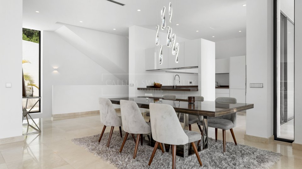 Benahavis, Five-Bedroom Contemporary Villa with Sea and Mountain Views in La Alquería, Benahavís