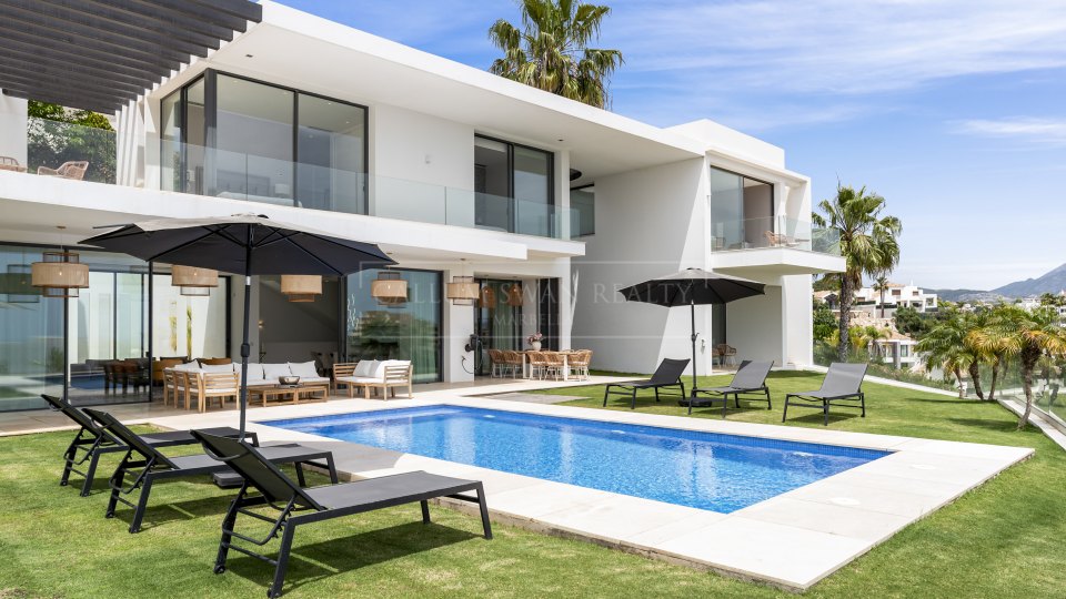Benahavis, Five-Bedroom Contemporary Villa with Sea and Mountain Views in La Alquería, Benahavís