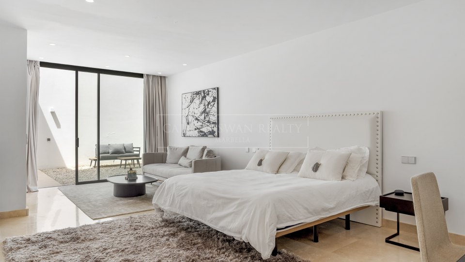 Benahavis, Five-Bedroom Contemporary Villa with Sea and Mountain Views in La Alquería, Benahavís