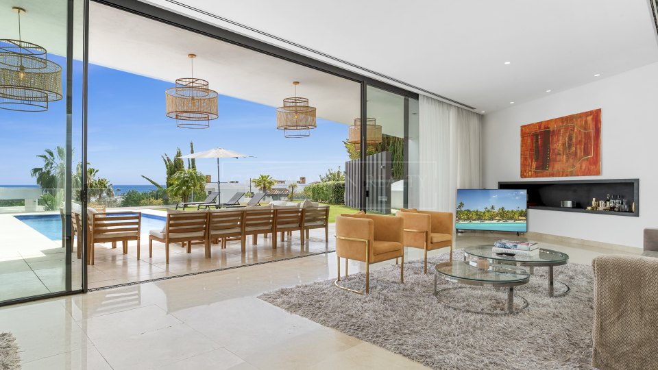 Benahavis, Five-Bedroom Contemporary Villa with Sea and Mountain Views in La Alquería, Benahavís