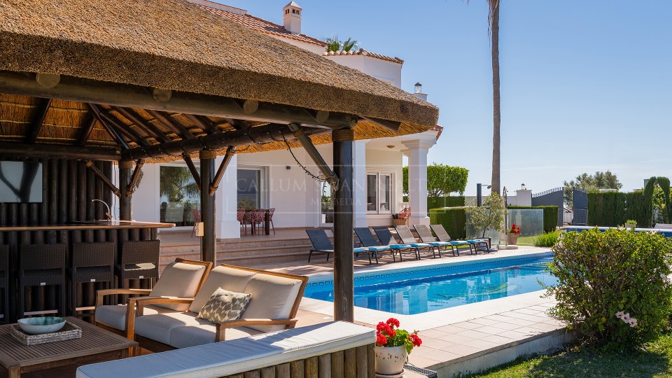 Benahavis, Villa de seis dormitorios con vistas al mar en venta en La Alquería, Benahavís