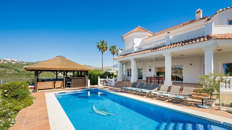 Benahavis, Villa de seis dormitorios con vistas al mar en venta en La Alquería, Benahavís