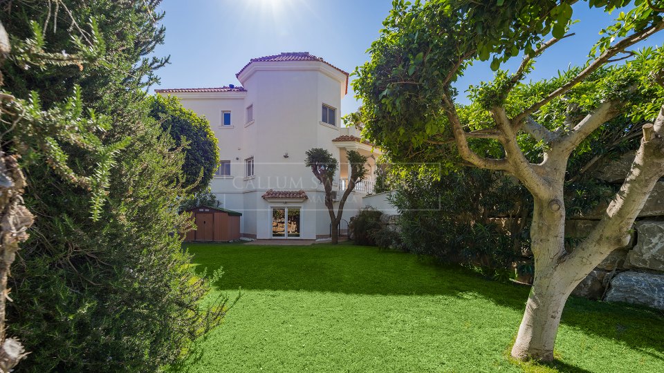 Benahavis, Villa de seis dormitorios con vistas al mar en venta en La Alquería, Benahavís