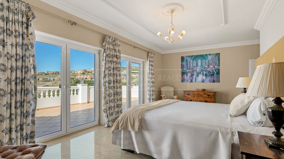 Benahavis, Villa de seis dormitorios con vistas al mar en venta en La Alquería, Benahavís