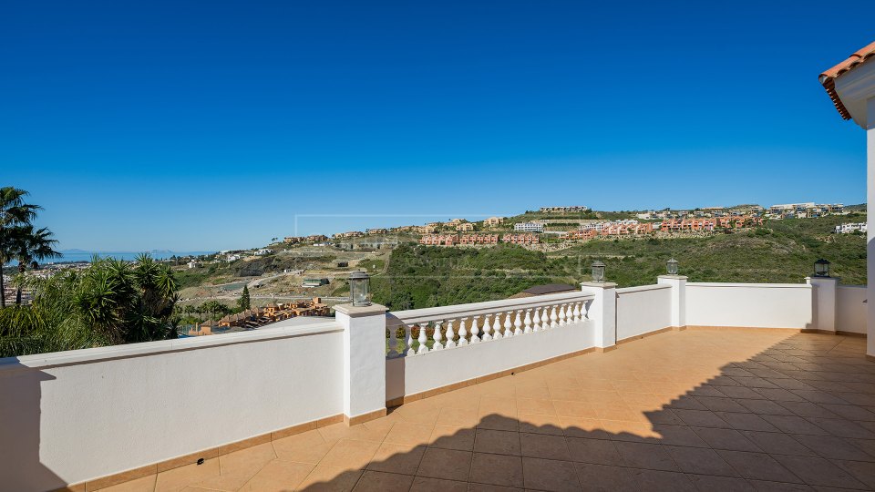 Benahavis, Villa de seis dormitorios con vistas al mar en venta en La Alquería, Benahavís