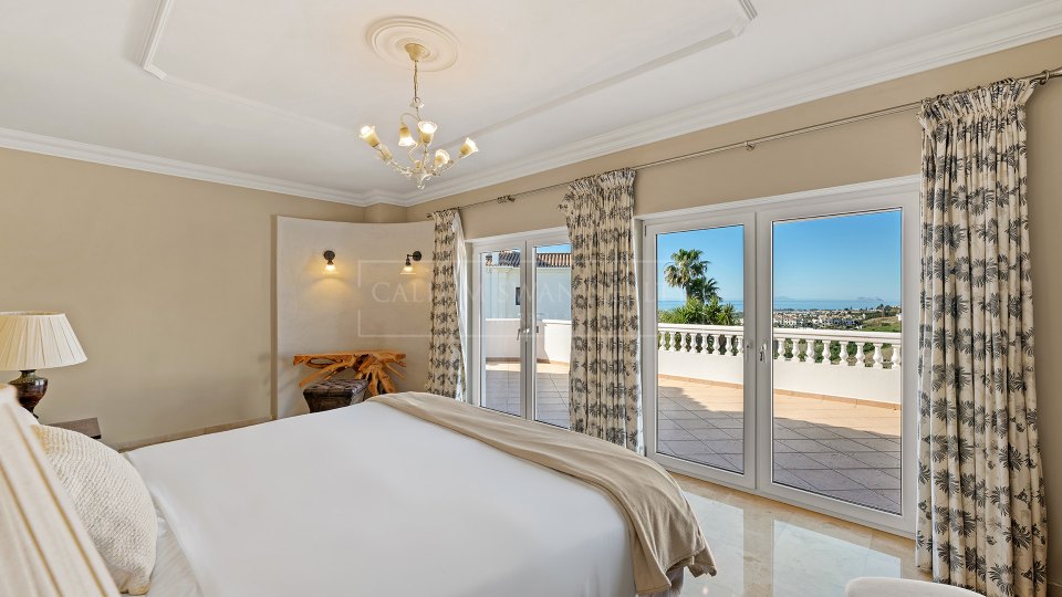 Benahavis, Villa de seis dormitorios con vistas al mar en venta en La Alquería, Benahavís