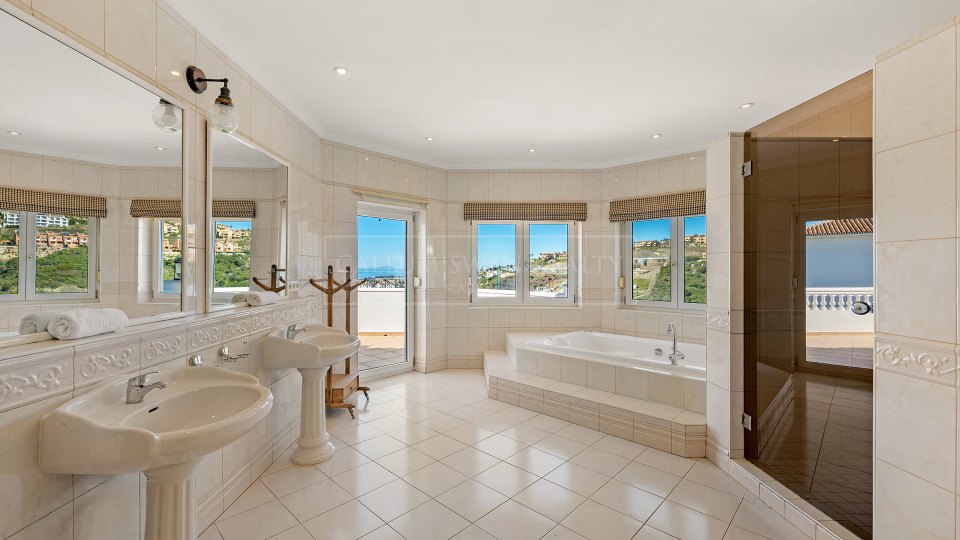 Benahavis, Villa de seis dormitorios con vistas al mar en venta en La Alquería, Benahavís