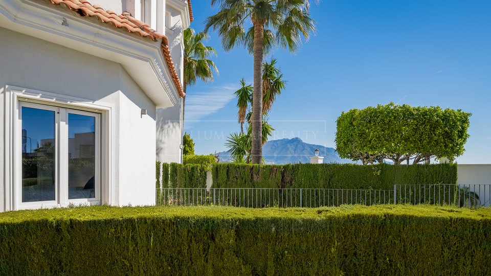 Benahavis, Villa de seis dormitorios con vistas al mar en venta en La Alquería, Benahavís