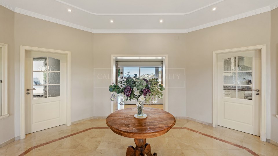 Benahavis, Villa de seis dormitorios con vistas al mar en venta en La Alquería, Benahavís