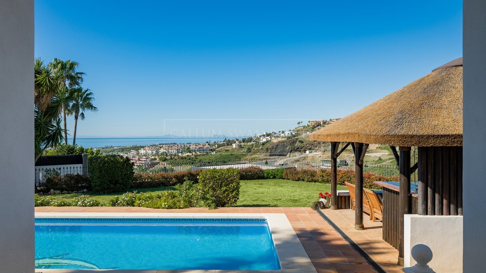 Benahavis, Villa de seis dormitorios con vistas al mar en venta en La Alquería, Benahavís