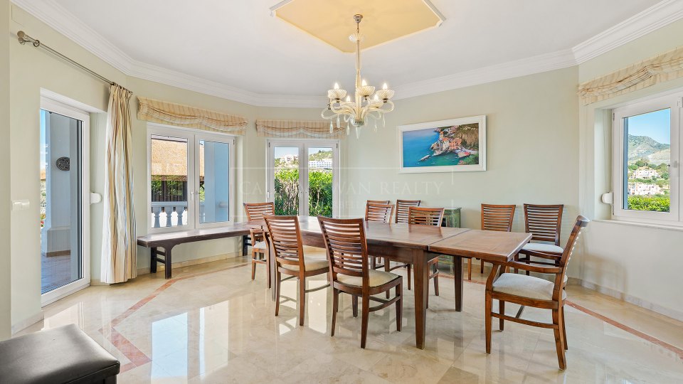 Benahavis, Villa de seis dormitorios con vistas al mar en venta en La Alquería, Benahavís