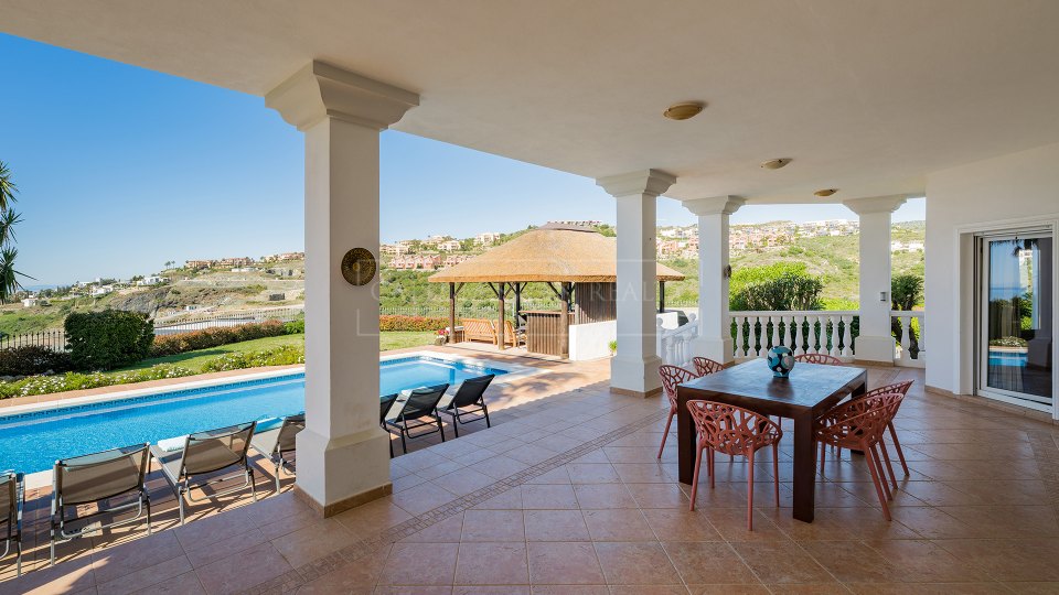Benahavis, Villa de seis dormitorios con vistas al mar en venta en La Alquería, Benahavís