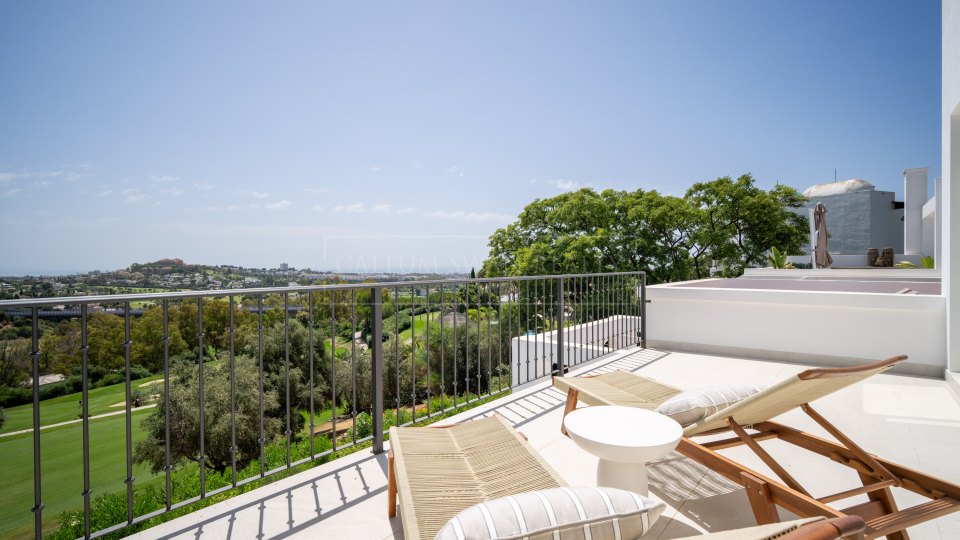 Benahavis, Renovated Four-Bedroom Townhouse with Golf and Sea Views in La Quinta, Benahavís