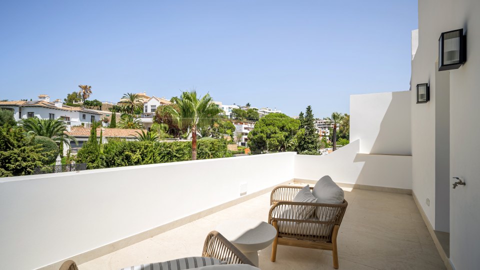Benahavis, Renovated Four-Bedroom Townhouse with Golf and Sea Views in La Quinta, Benahavís