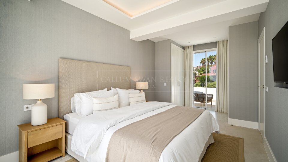 Benahavis, Renovated Four-Bedroom Townhouse with Golf and Sea Views in La Quinta, Benahavís