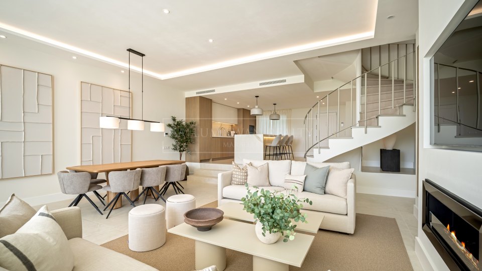 Benahavis, Renovated Four-Bedroom Townhouse with Golf and Sea Views in La Quinta, Benahavís