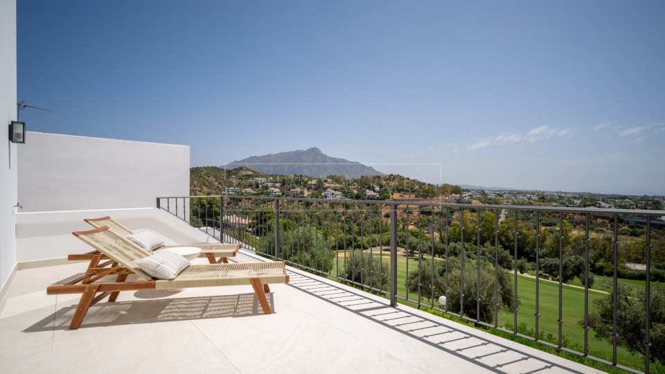 Benahavis, Renovated Four-Bedroom Townhouse with Golf and Sea Views in La Quinta, Benahavís