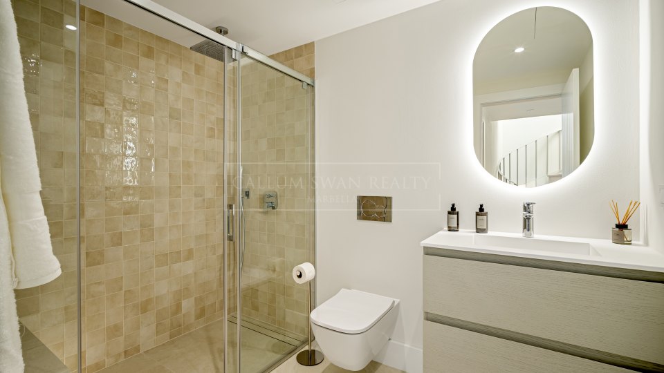 Benahavis, Renovated Four-Bedroom Townhouse with Golf and Sea Views in La Quinta, Benahavís