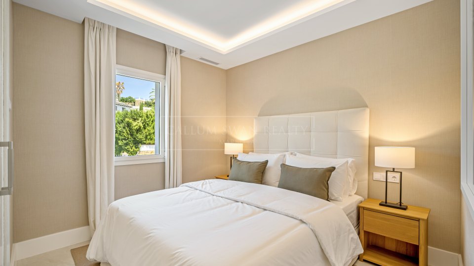 Benahavis, Renovated Four-Bedroom Townhouse with Golf and Sea Views in La Quinta, Benahavís