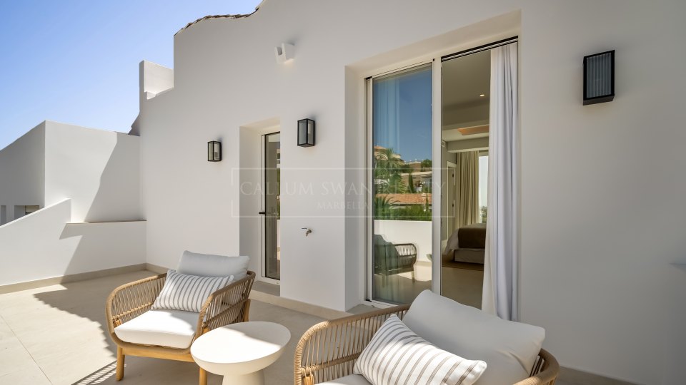Benahavis, Renovated Four-Bedroom Townhouse with Golf and Sea Views in La Quinta, Benahavís