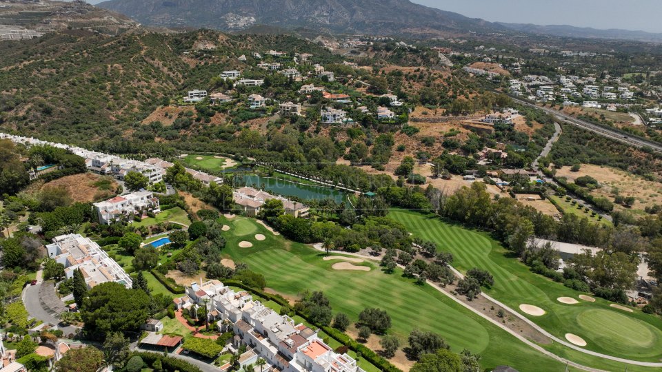 Benahavis, Renovated Four-Bedroom Townhouse with Golf and Sea Views in La Quinta, Benahavís