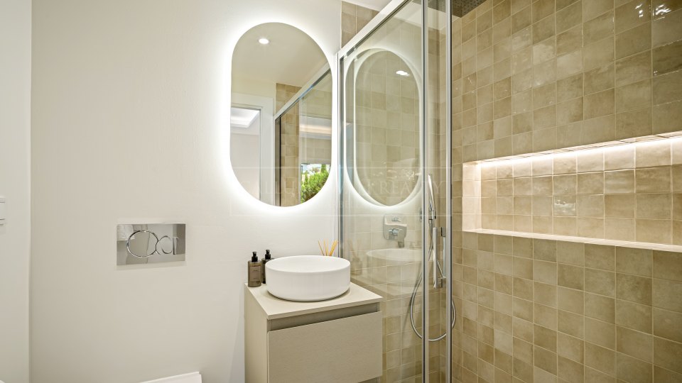 Benahavis, Renovated Four-Bedroom Townhouse with Golf and Sea Views in La Quinta, Benahavís