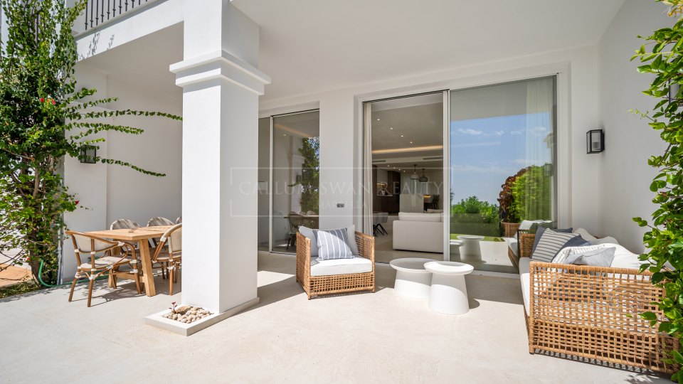 Benahavis, Renovated Four-Bedroom Townhouse with Golf and Sea Views in La Quinta, Benahavís